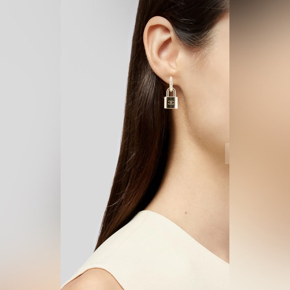 👑 Chanel Gold Metal CC Padlock Earrings, 2022 - Picture 4 of 9